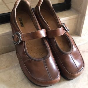 Earth Shoes; Mary Jane style, brown leather, 9B